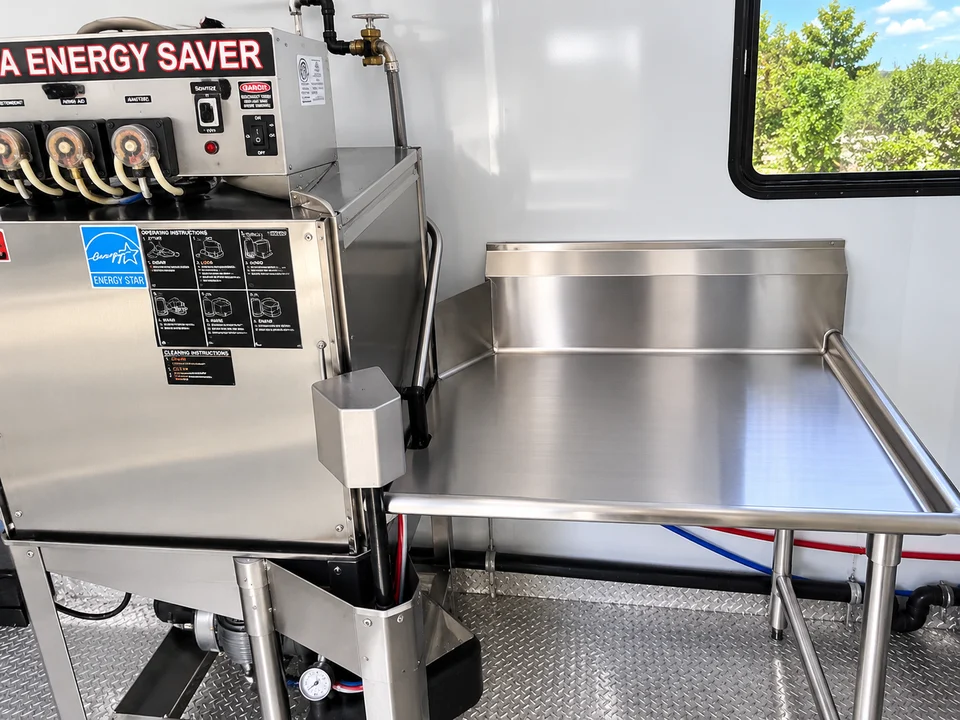 Commercial dishwashing machine and loading table